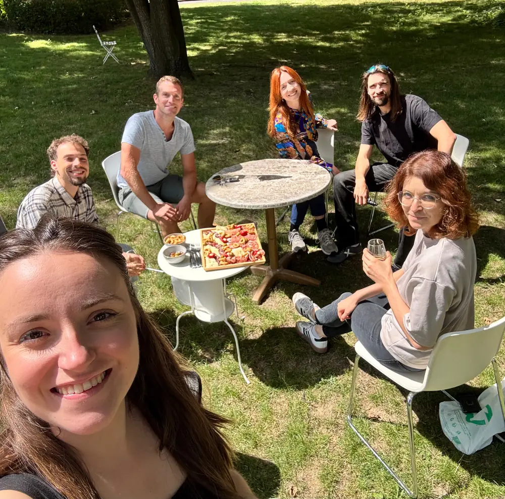 L'équipe Mon Bras Droit réunie autour d'une table